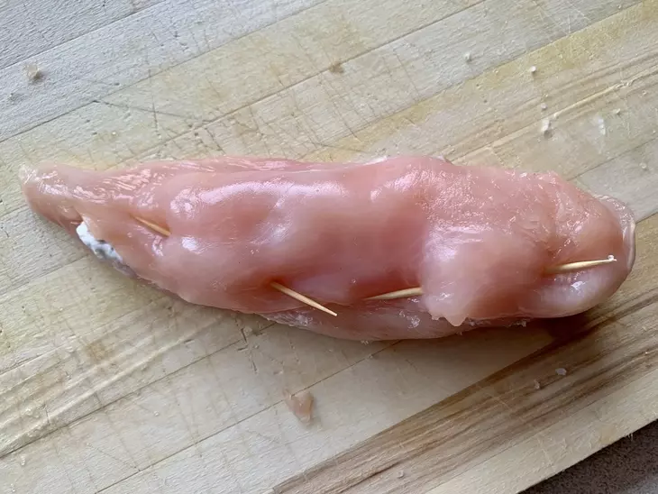 Рулетики из куриного филе с мягким сыром: шаг 6