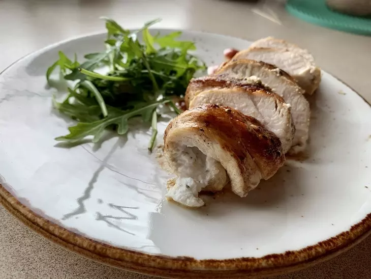 Рулетики из куриного филе с мягким сыром: шаг 7