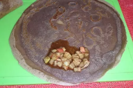 Шоколадные блины с яблоком и корицей #масленица2021: шаг 14