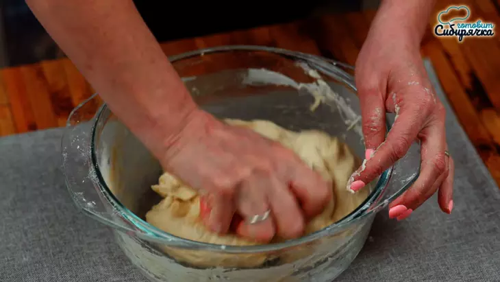 Хачапури с сыром и куриным яйцом по-аджарски: шаг 3