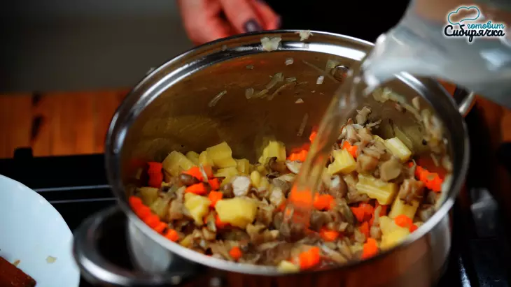 Постный грибной суп с овощами и гречкой: шаг 5