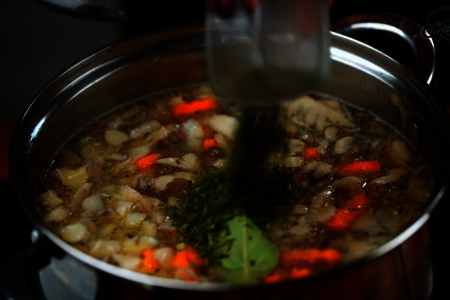 Постный грибной суп с овощами и гречкой: шаг 6