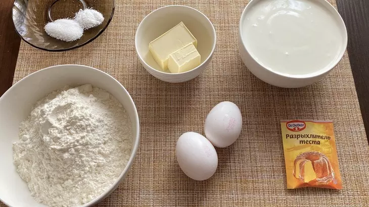 Заливной пирог с зеленым луком и яйцом: шаг 1