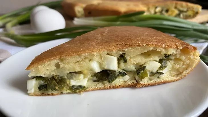 Заливной пирог с зеленым луком и яйцом: шаг 3