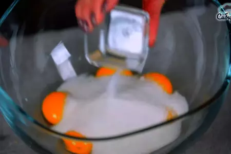 Пасхальные куличи с изюмом и цукатами на хрущевском тесте: шаг 2