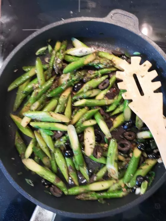 Жаренная спаржа с оливками: шаг 2