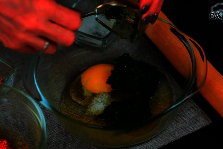 Домашняя яичная лапша с куркумой и овощной зеленью: шаг 3
