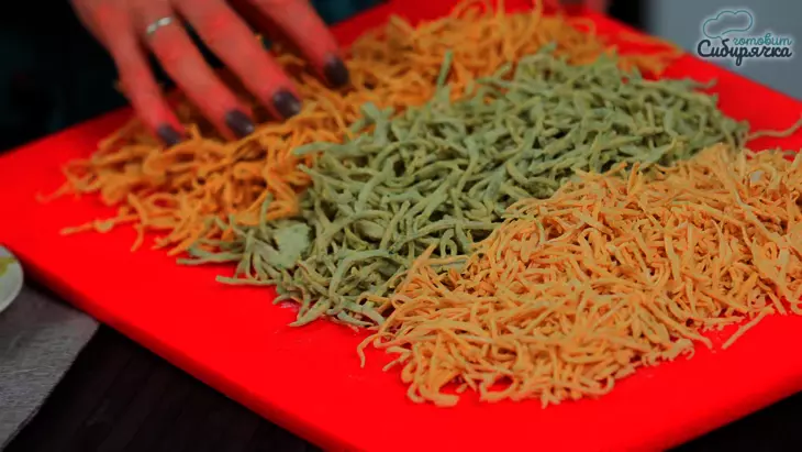 Домашняя яичная лапша с куркумой и овощной зеленью: шаг 8