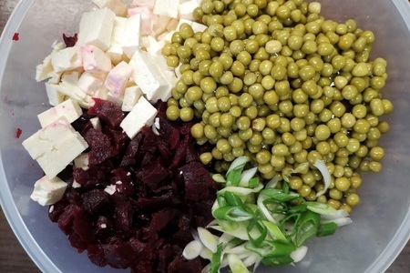 Салат со свеклой, зеленым горошком и сыром фета: шаг 1