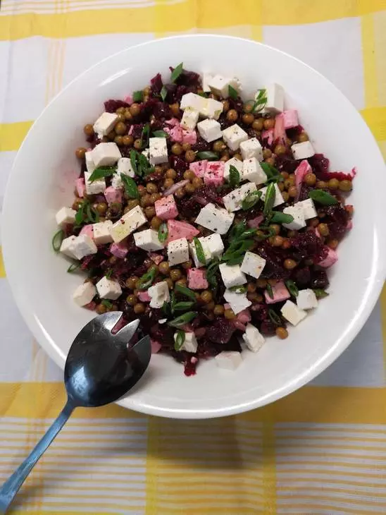 Салат со свеклой, зеленым горошком и сыром фета: шаг 3