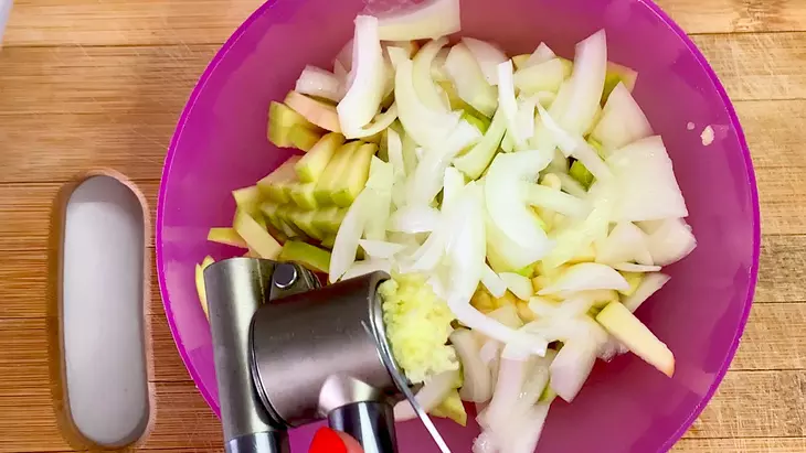 Салат с квашеной капустой: шаг 3