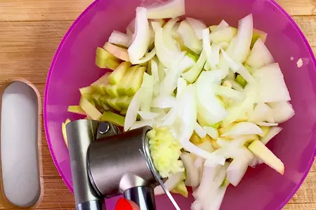 Салат с квашеной капустой: шаг 3