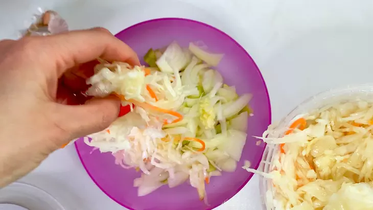 Салат с квашеной капустой: шаг 4