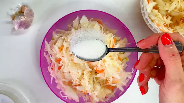 Салат с квашеной капустой: шаг 5