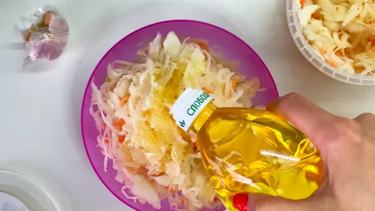 Салат с квашеной капустой: шаг 6