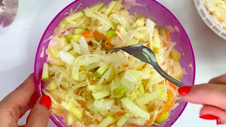Салат с квашеной капустой: шаг 7