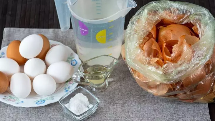 Пасхальные куриные яйца крашенные в луковой шелухе: шаг 1