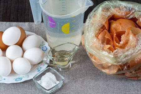 Пасхальные куриные яйца крашенные в луковой шелухе: шаг 1