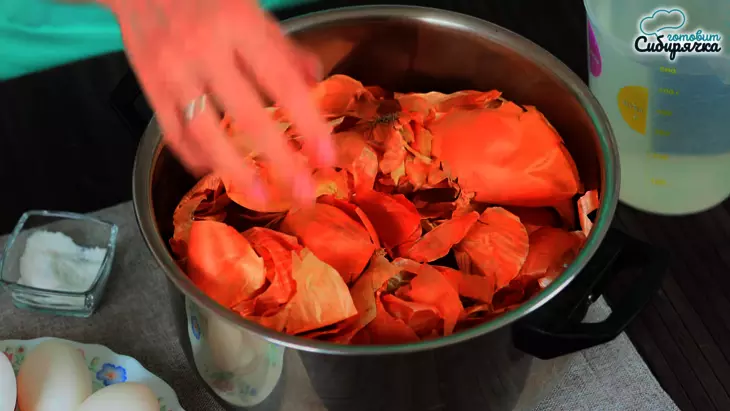 Пасхальные куриные яйца крашенные в луковой шелухе: шаг 2