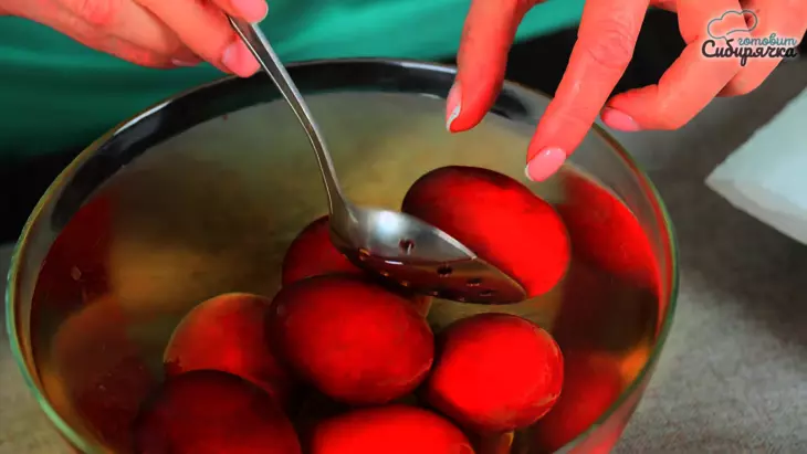 Пасхальные куриные яйца крашенные в луковой шелухе: шаг 8