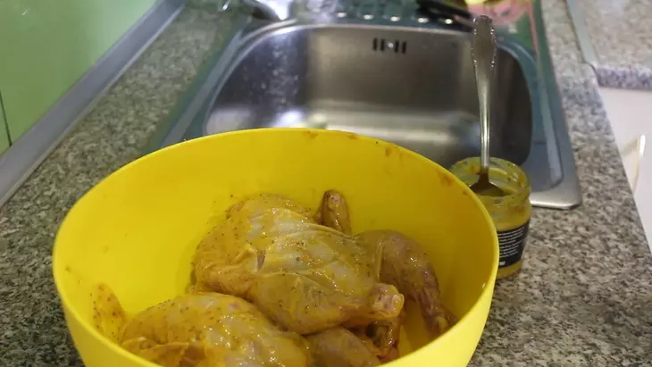 Цыплята корнишоны запеченные с яблоками: шаг 1
