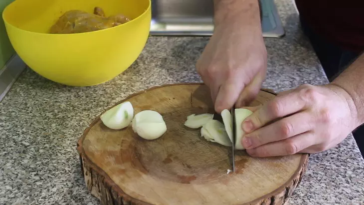 Цыплята корнишоны запеченные с яблоками: шаг 2