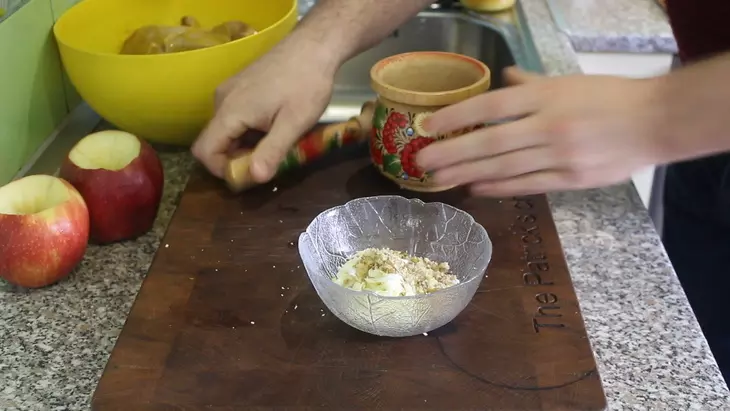 Цыплята корнишоны запеченные с яблоками: шаг 6