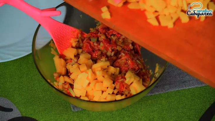 Пирожки с начинкой из картофеля с мясным фаршем: шаг 5