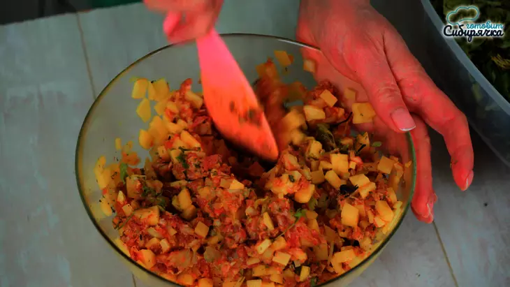 Пирожки с начинкой из картофеля с мясным фаршем: шаг 6