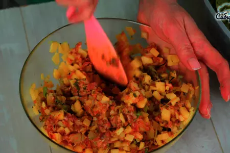Пирожки с начинкой из картофеля с мясным фаршем: шаг 6