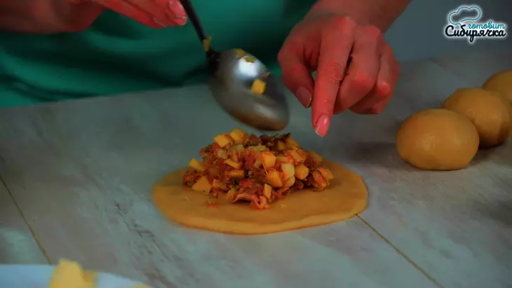 Пирожки с начинкой из картофеля с мясным фаршем: шаг 7