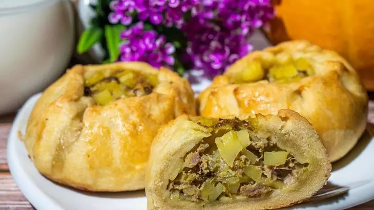 Пирожки с начинкой из картофеля с мясным фаршем: шаг 9
