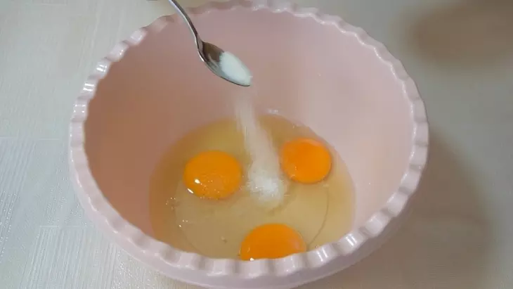 Ленивые пирожки-оладьи с зеленым луком и яйцом: шаг 1