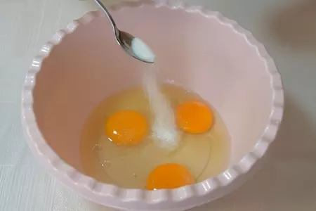 Ленивые пирожки-оладьи с зеленым луком и яйцом: шаг 1
