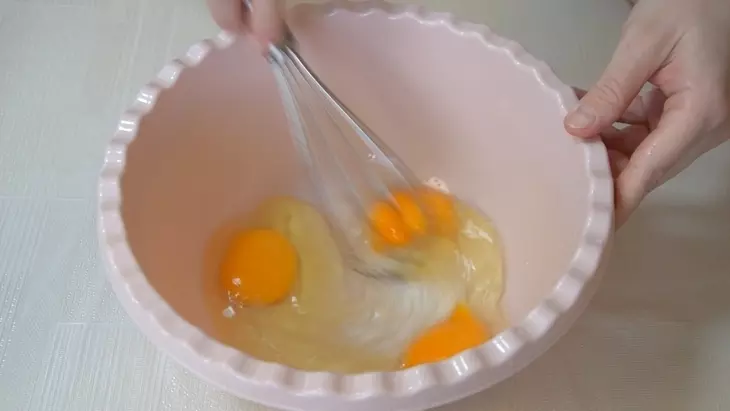 Ленивые пирожки-оладьи с зеленым луком и яйцом: шаг 2