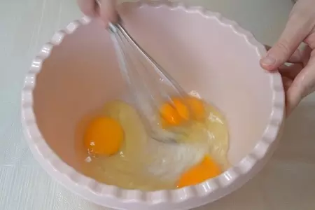 Ленивые пирожки-оладьи с зеленым луком и яйцом: шаг 2