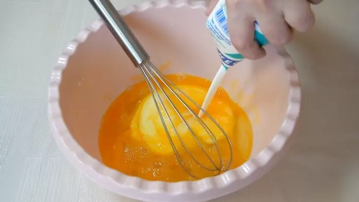 Ленивые пирожки-оладьи с зеленым луком и яйцом: шаг 3