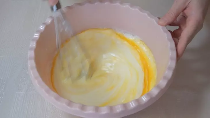 Ленивые пирожки-оладьи с зеленым луком и яйцом: шаг 4