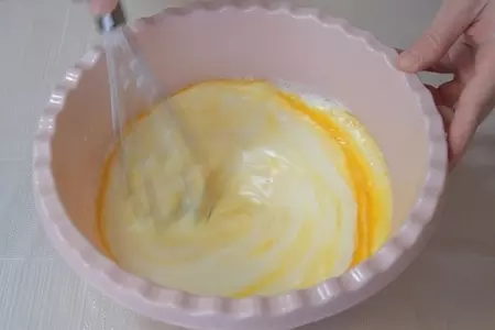 Ленивые пирожки-оладьи с зеленым луком и яйцом: шаг 4