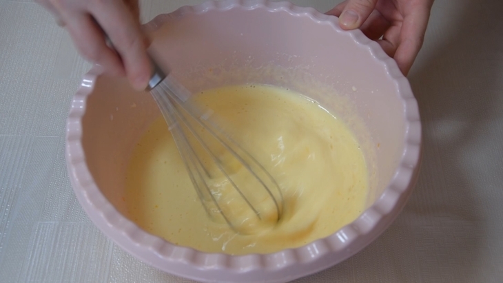 Ленивые пирожки-оладьи с зеленым луком и яйцом: шаг 5