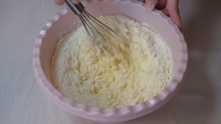Ленивые пирожки-оладьи с зеленым луком и яйцом: шаг 6