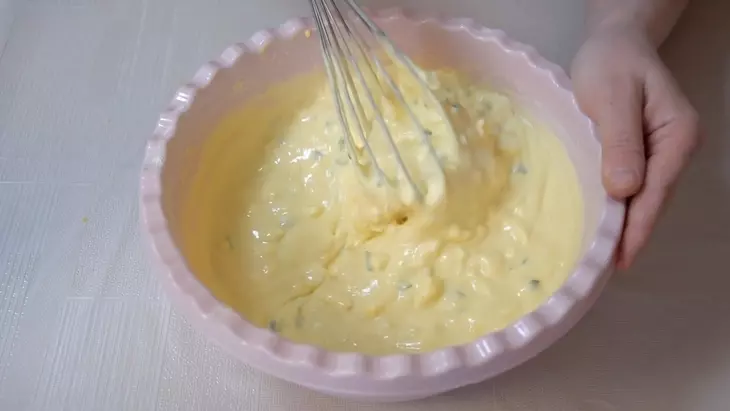 Ленивые пирожки-оладьи с зеленым луком и яйцом: шаг 9
