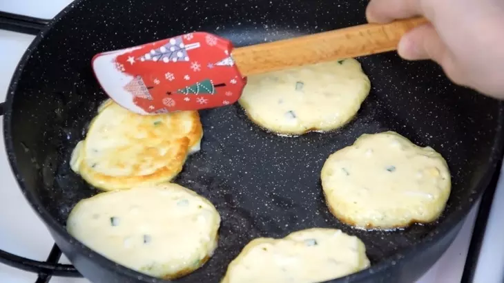 Ленивые пирожки-оладьи с зеленым луком и яйцом: шаг 10