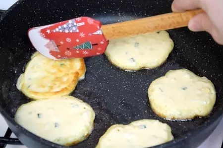 Ленивые пирожки-оладьи с зеленым луком и яйцом: шаг 10