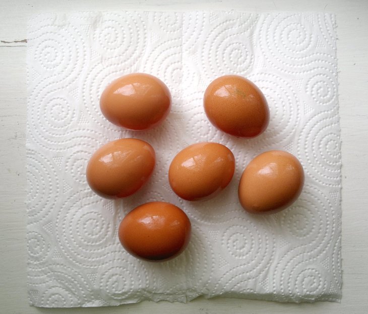 Яйца, окрашенные в луковой шелухе, с узорами #пасха2021: шаг 1