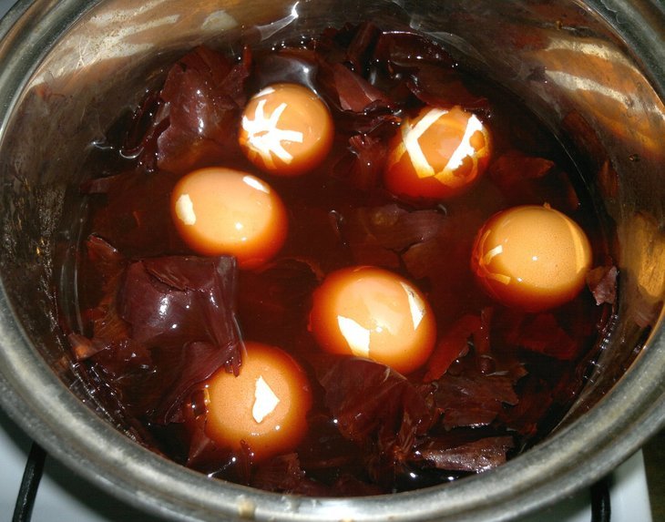 Яйца, окрашенные в луковой шелухе, с узорами #пасха2021: шаг 4