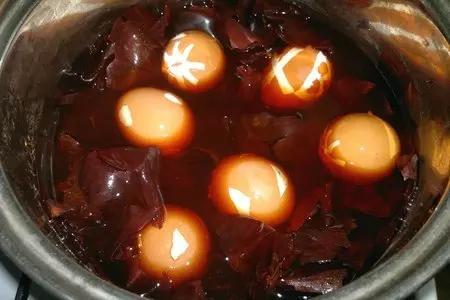 Яйца, окрашенные в луковой шелухе, с узорами #пасха2021: шаг 4