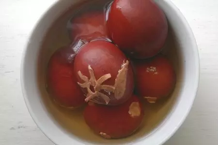 Яйца, окрашенные в луковой шелухе, с узорами #пасха2021: шаг 5