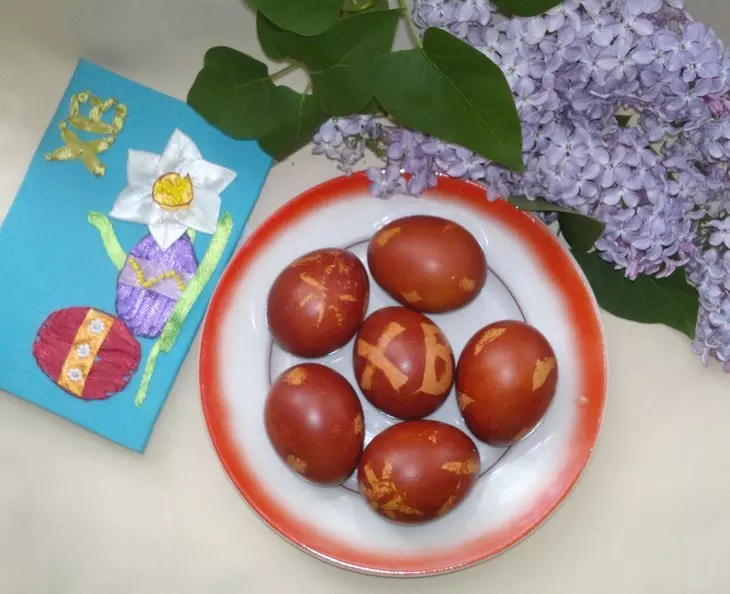 Яйца, окрашенные в луковой шелухе, с узорами #пасха2021: шаг 6