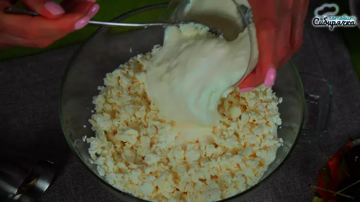 Творожный пирог с начинкой из вишни и шоколада: шаг 1